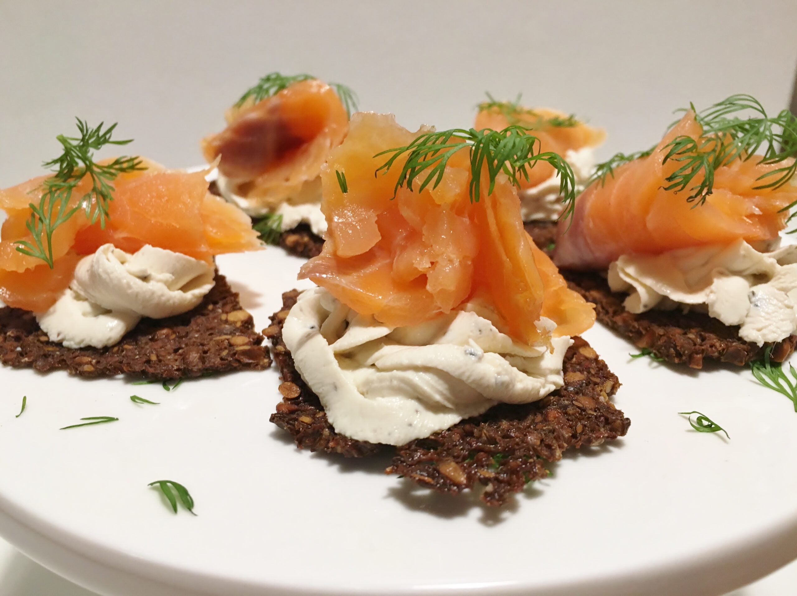 Laks med flødeost på sprød bund