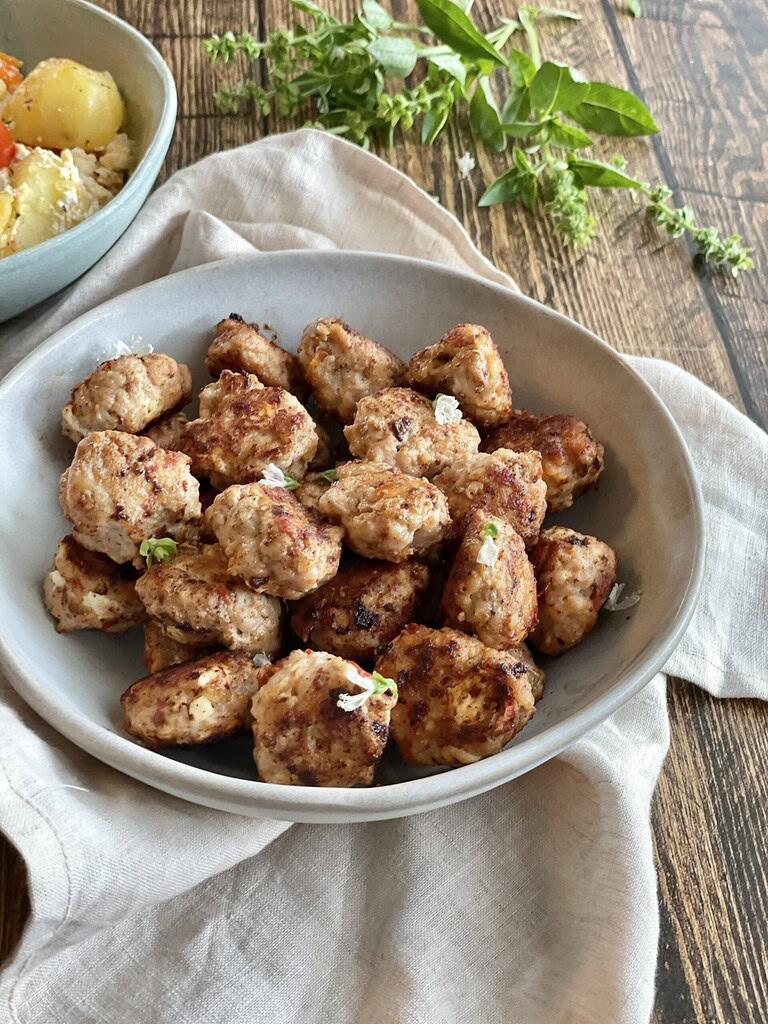 smagfulde kyllingefrikadeller med feta og soltørret tomat