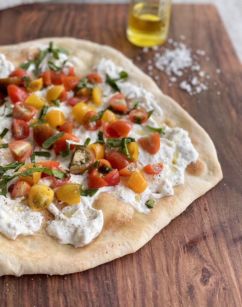 Pizza med burrata og tomat
