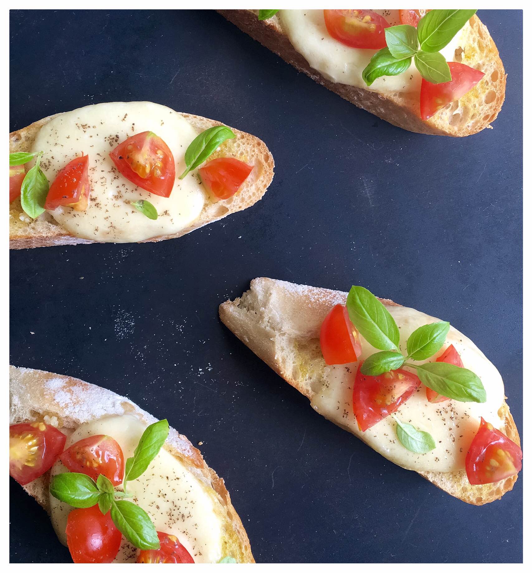 Bruschetta med hvidløg, tomat og mozzarella