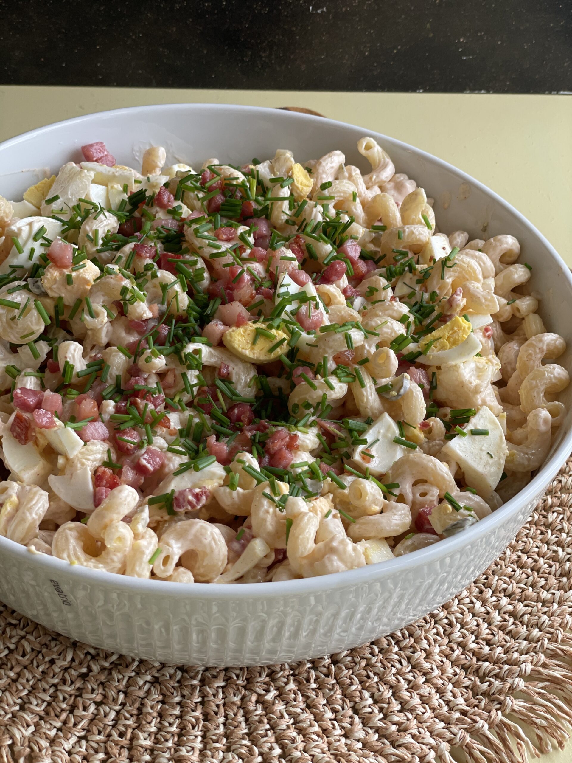 Cremet pastasalat med æg og bacon