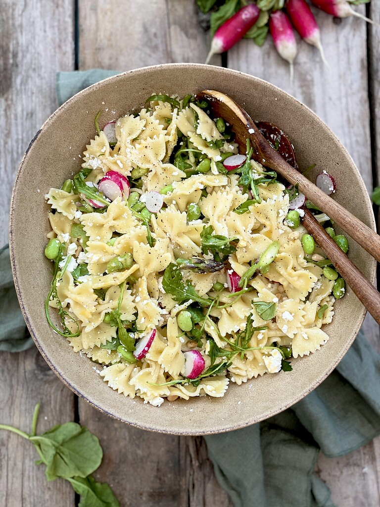 Sommer pastasalat med feta og asparges