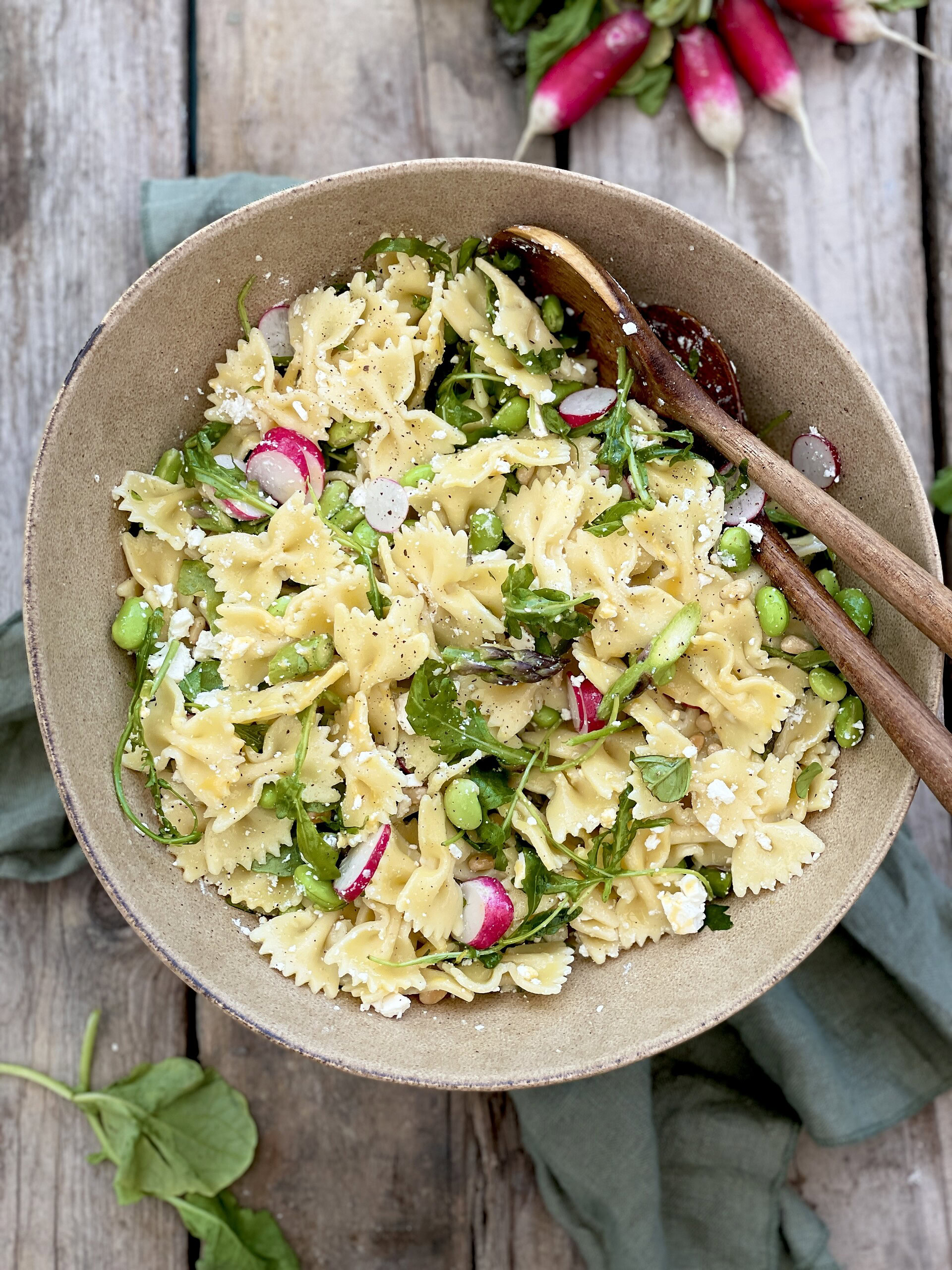 Sommer pastasalat med feta og asparges