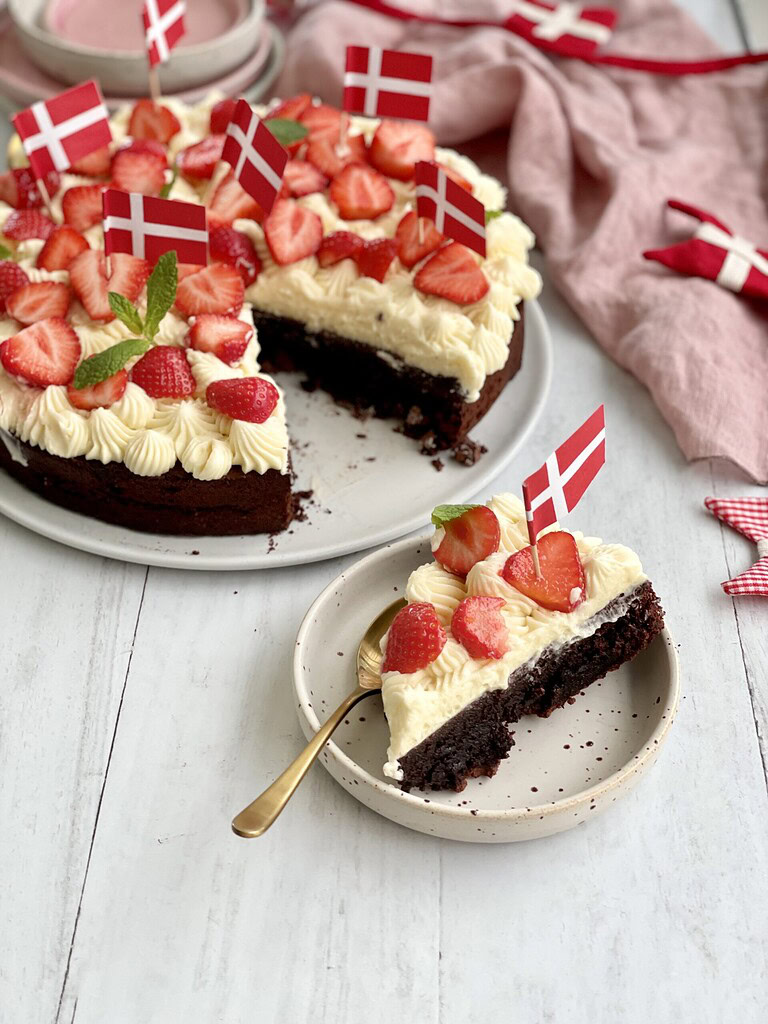 brownie med hvid chokolade creme og jordbær