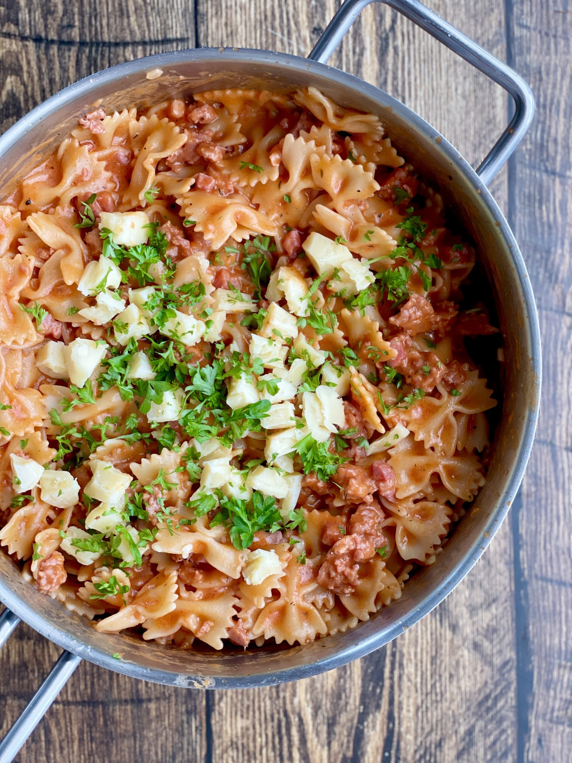 15 min pastaret med bacon og tomatsovs