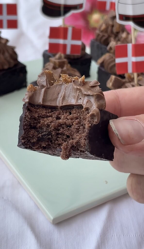 tapas kager med brownie, kaffe frosting og daim