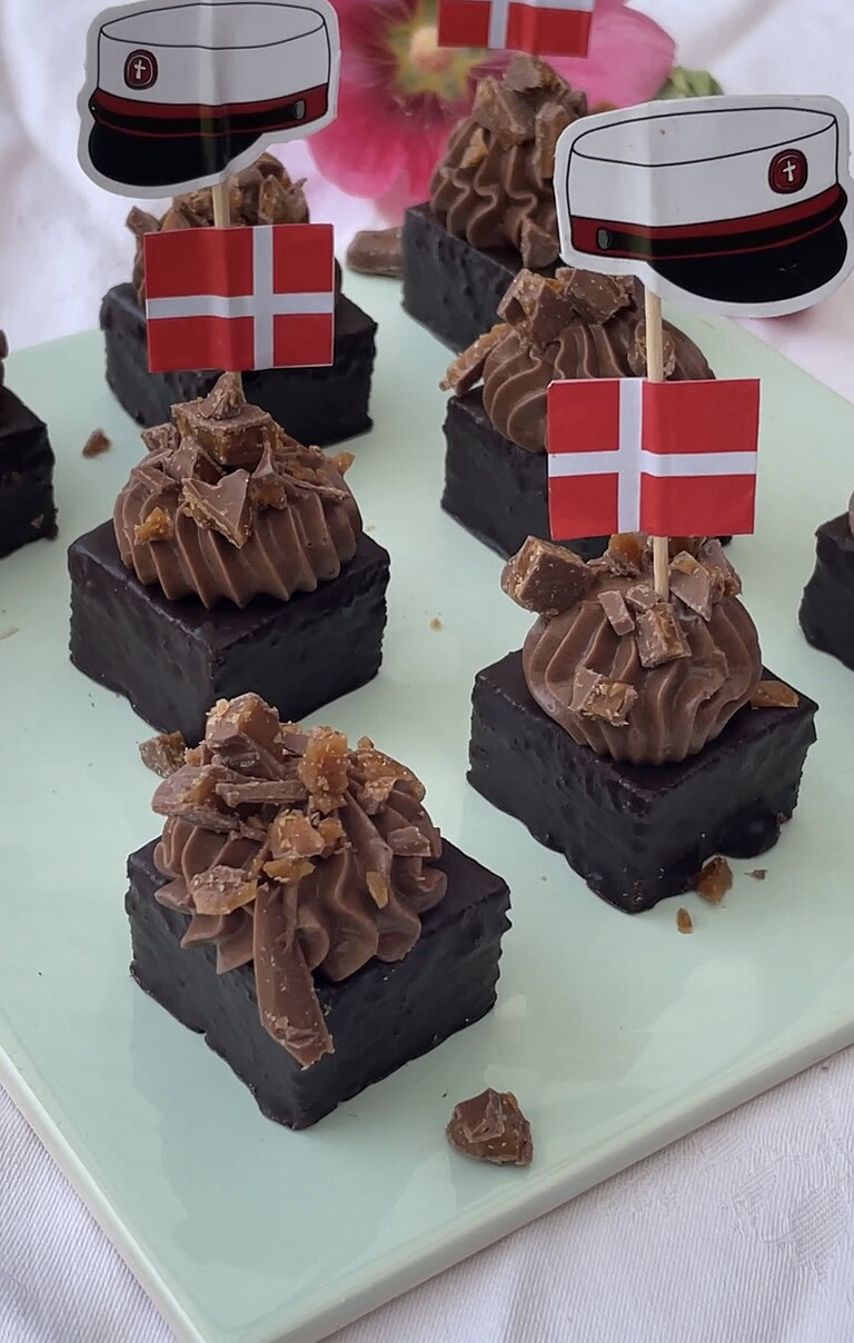 små brownies med kaffe creme og daim