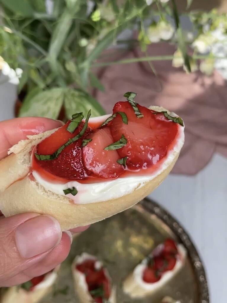 bruschetta med bagt jordbær og feta