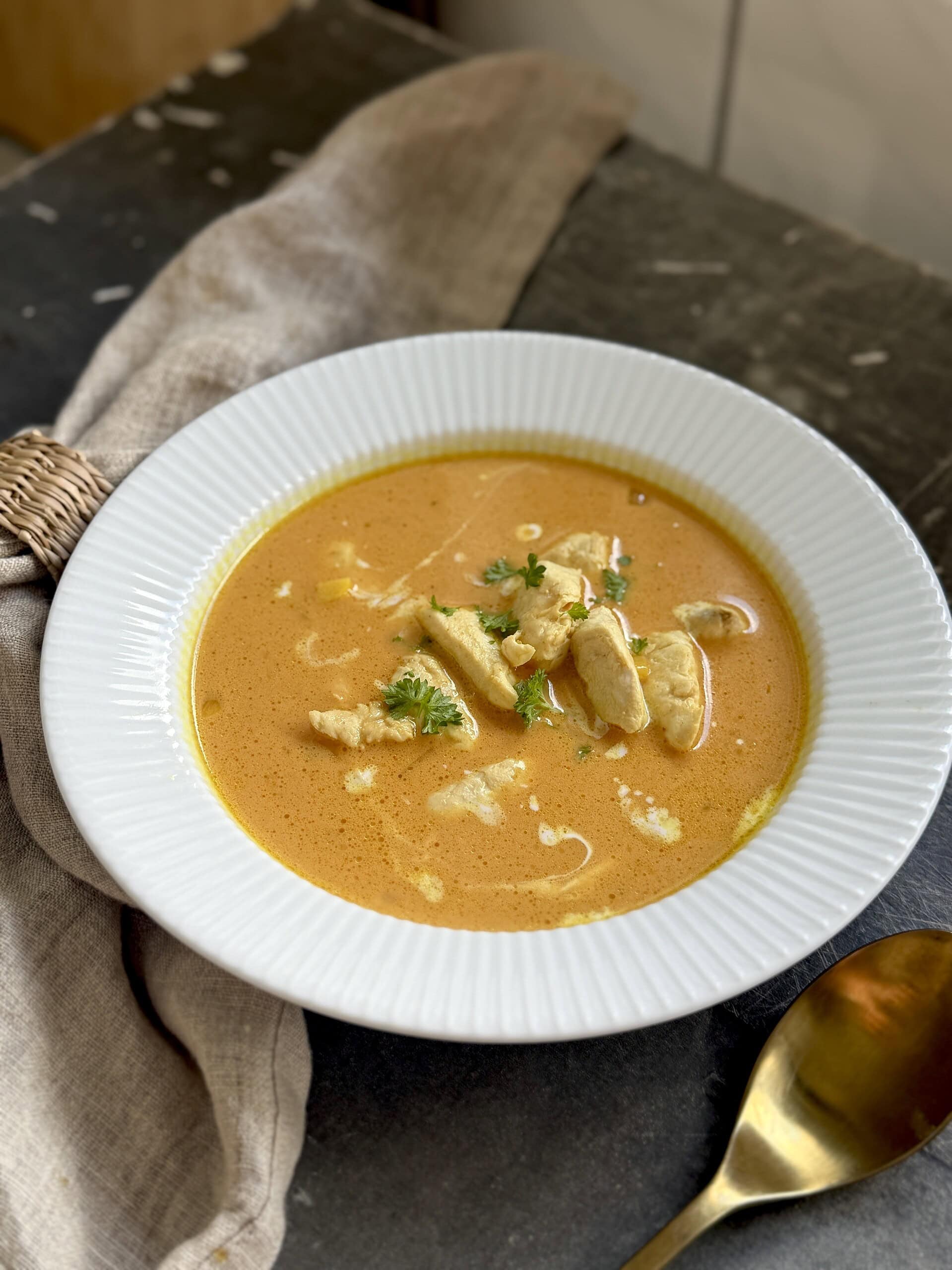 Karrysuppe med fersken og kylling