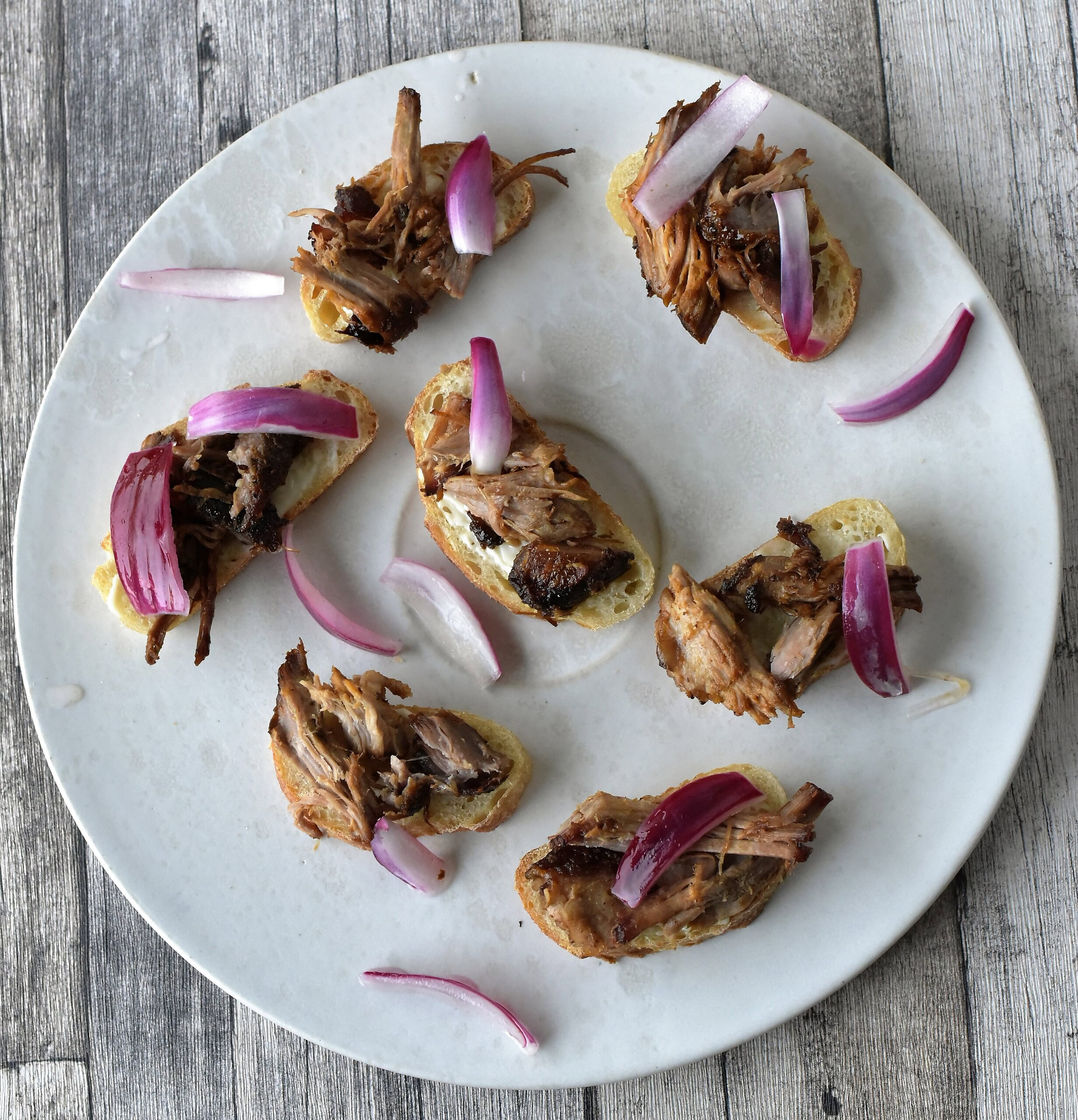 Bruschetta med pulled pork, aioli og syltede rødløg