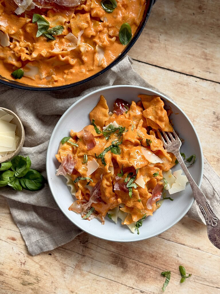 Pasta med cremet peberfrugtsovs anrettet i skål
