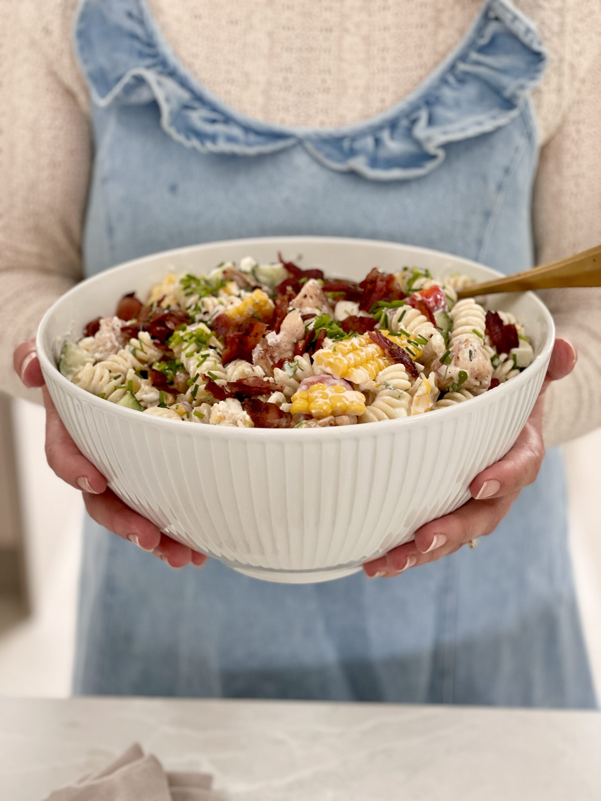 nem Sommer pastasalat med kylling, bacon, frisk majs og hvidløgsdressing