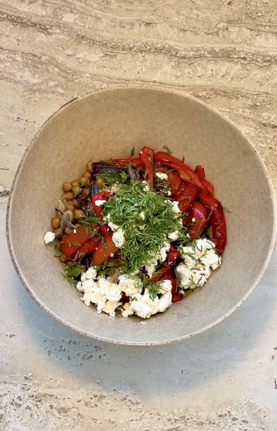 Quinoasalat med bagte grøntsager og feta