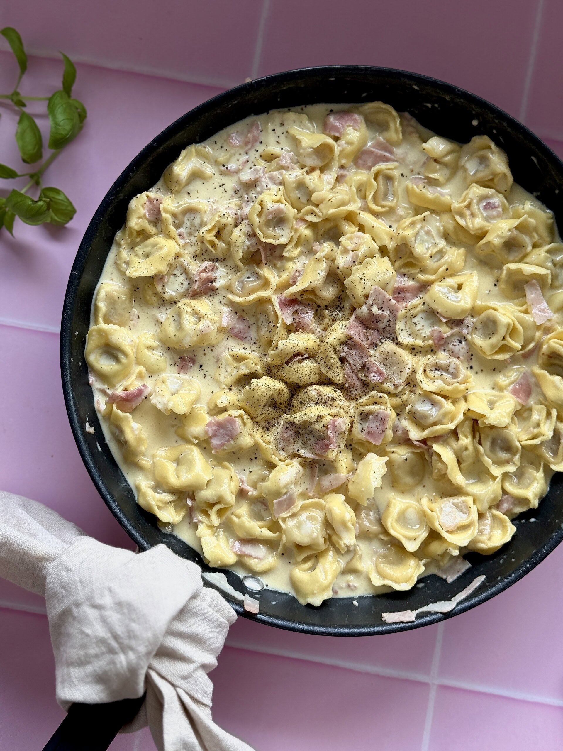Tortellini med skinke og fløde