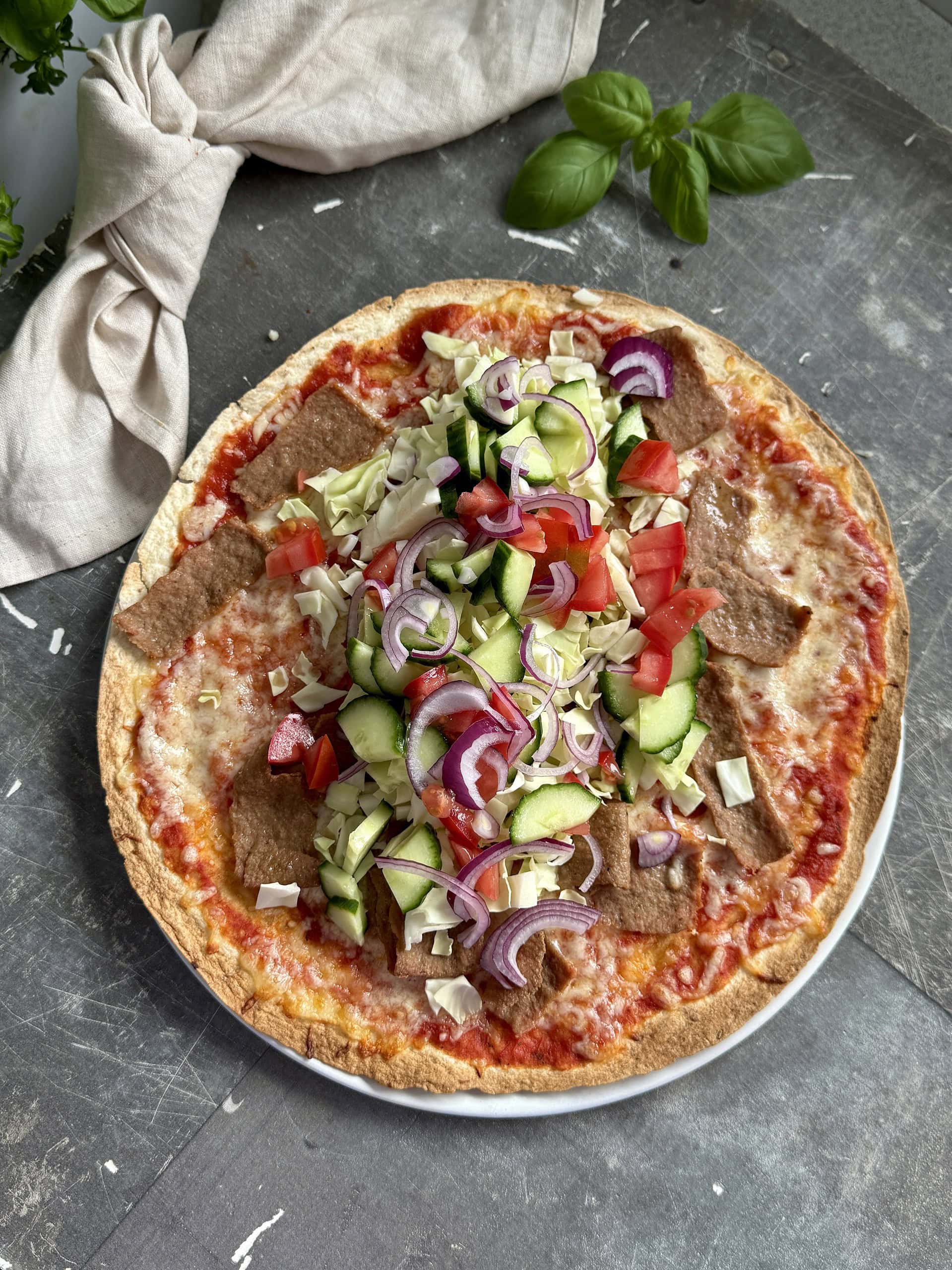 Tortillapizzza med kebab og salat 2