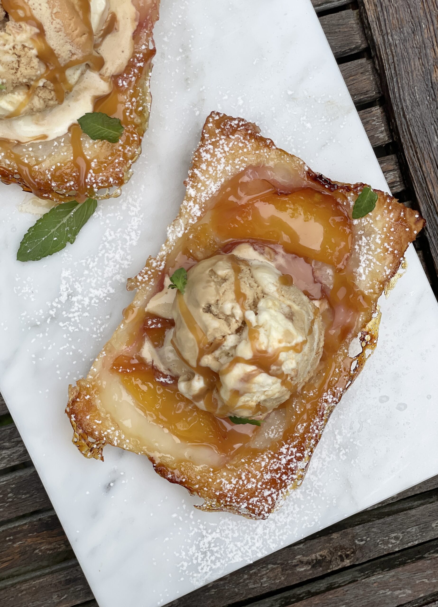 Nektarin dessert med butterdej og is