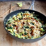 Wok med nudler,svinekød og grønt
