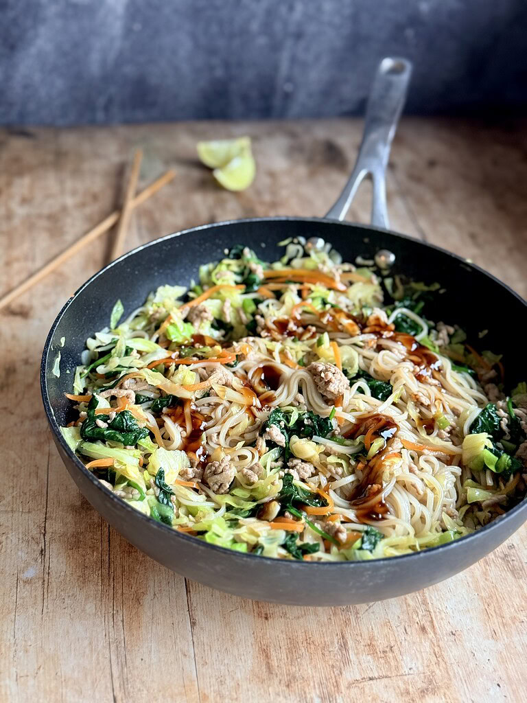 Wok med nudler,svinekød og grønt