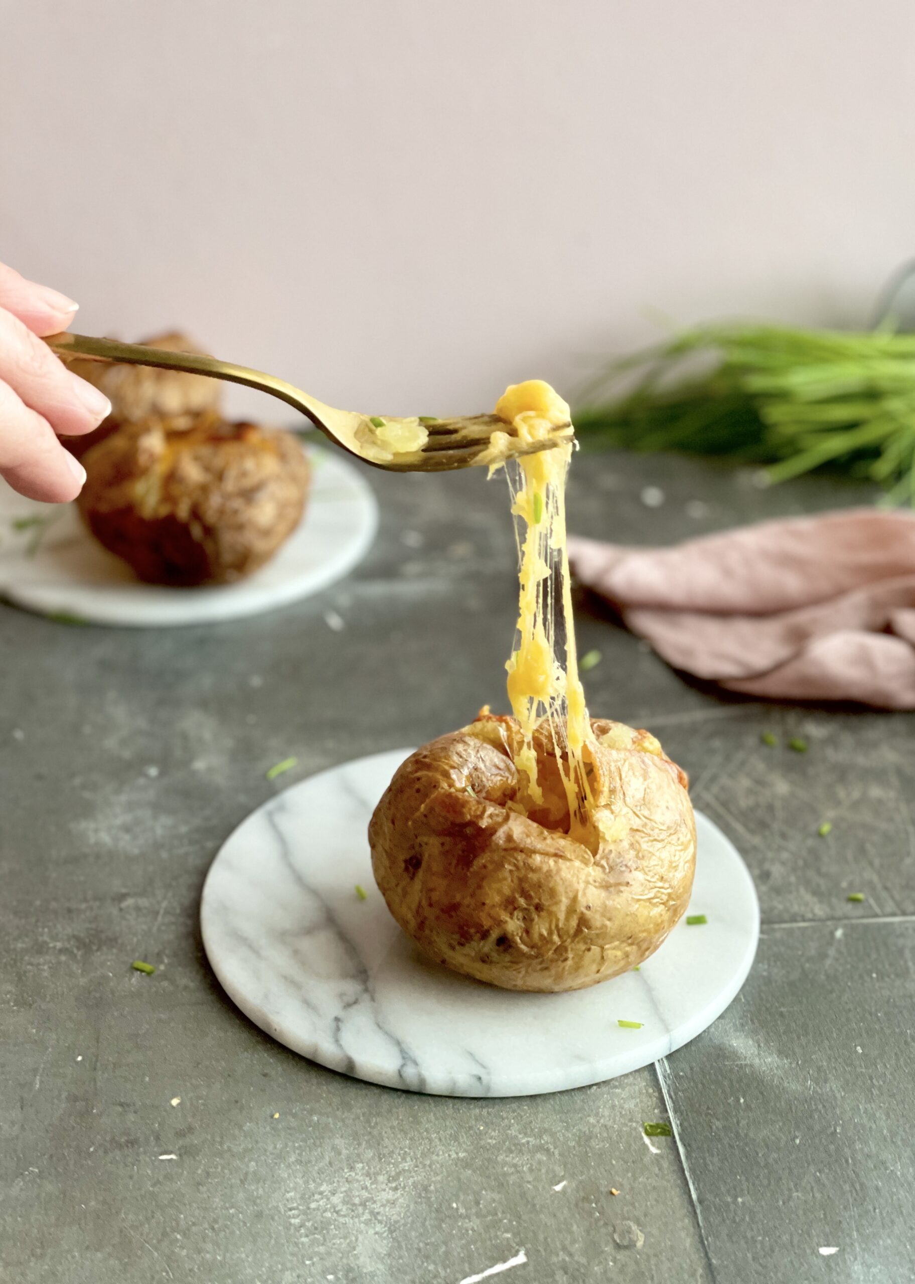 Airfryer bagte kartofler med smeltet ost