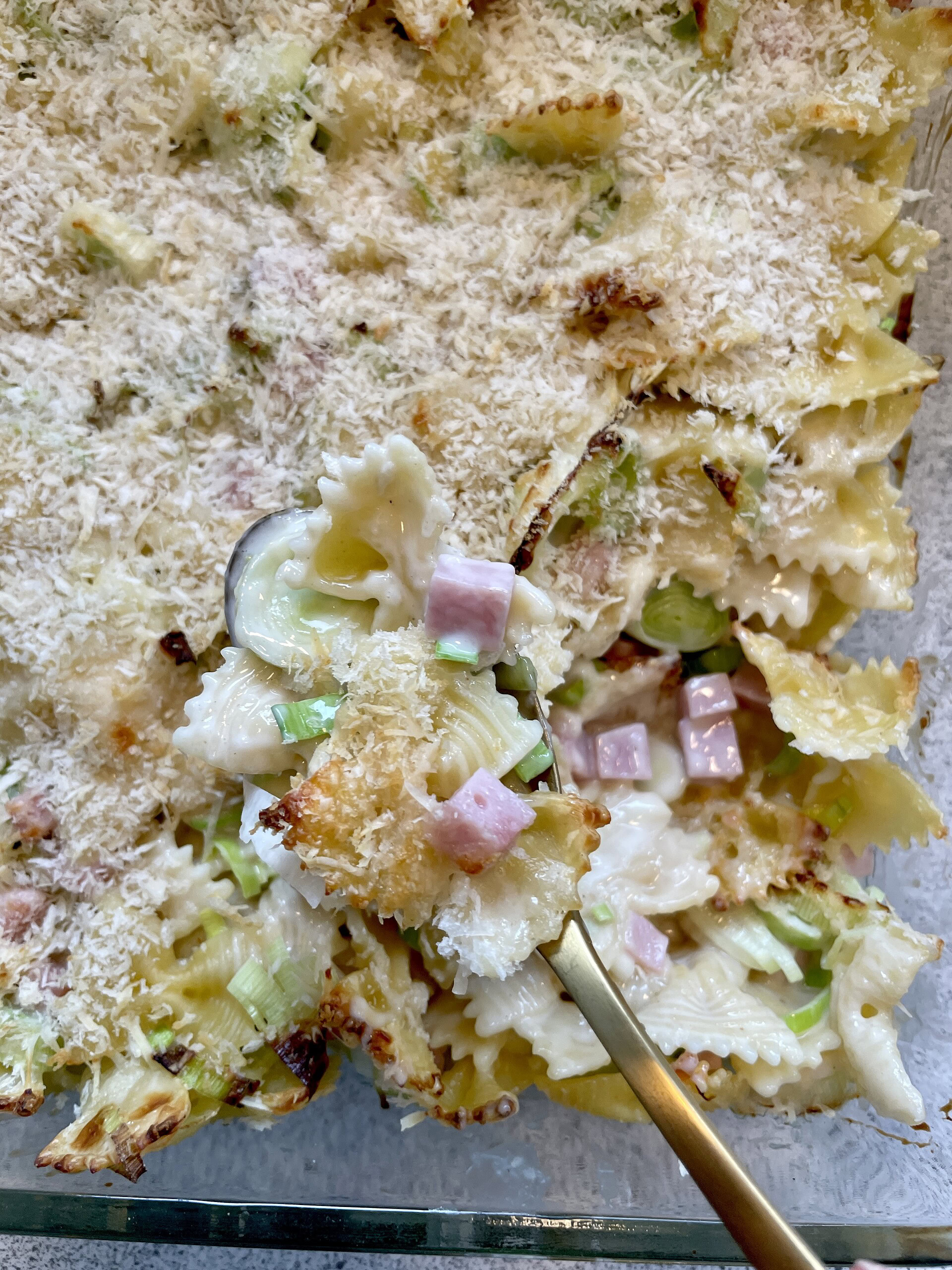 Pasta i ovn med skinke og porre