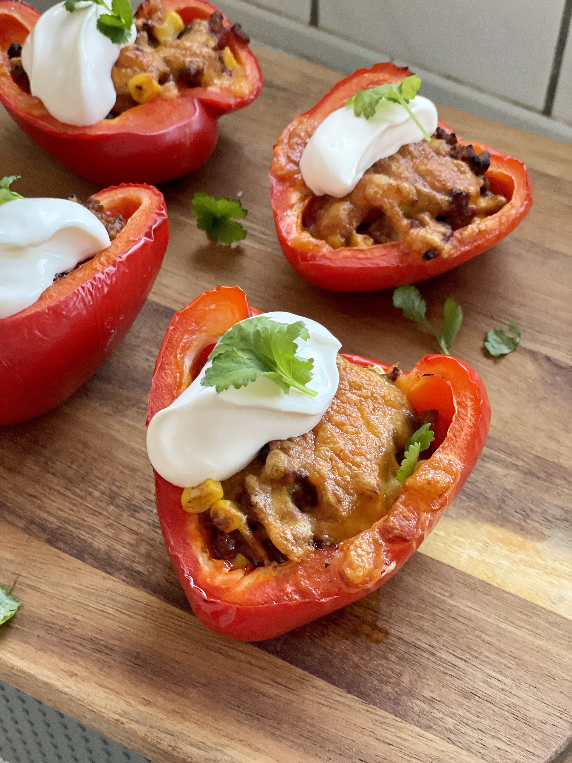 fyldt peberfrugt med oksekød og cheddar