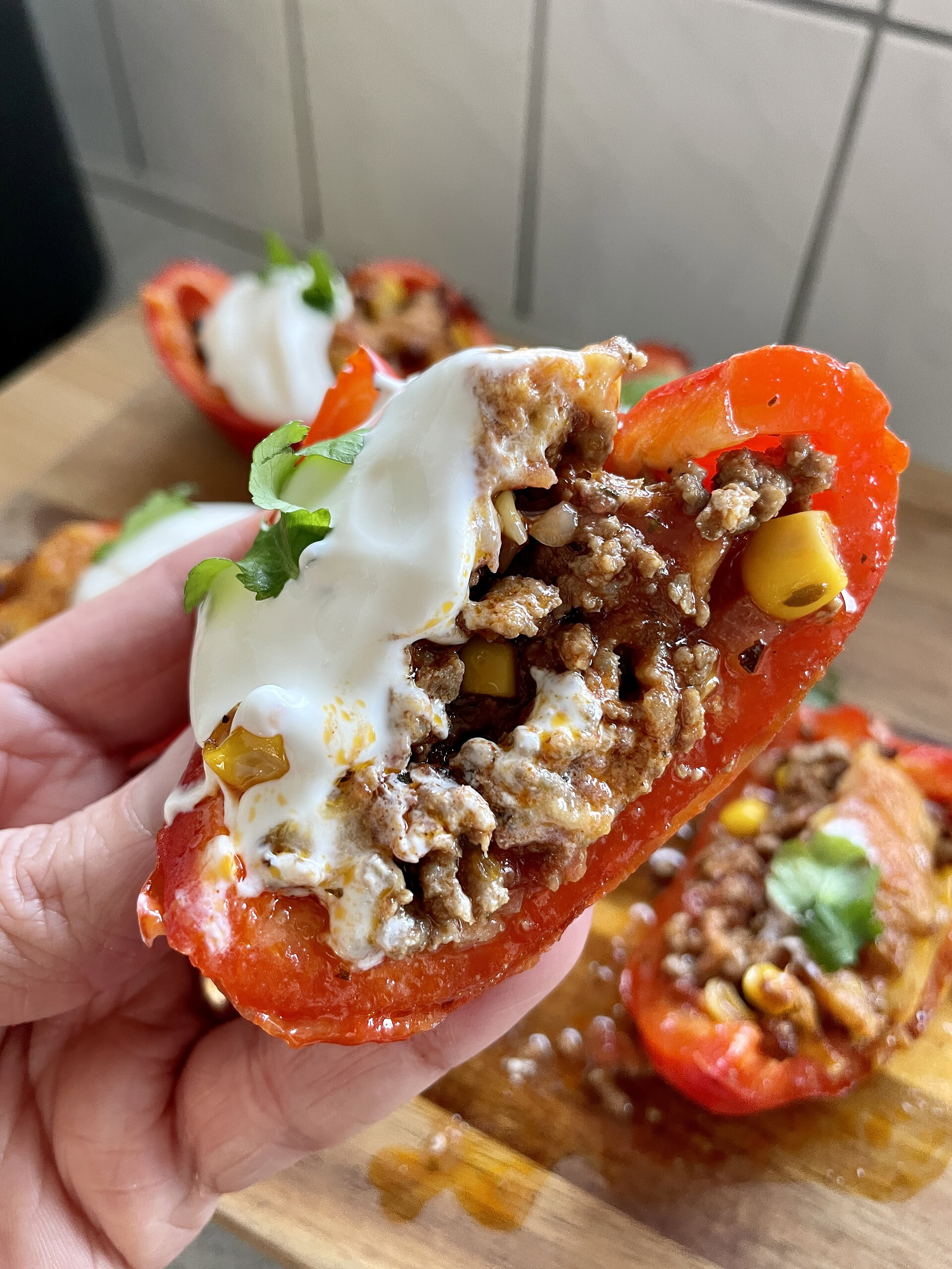 bagt fyldt peberfrugt med oksekød og cheddar