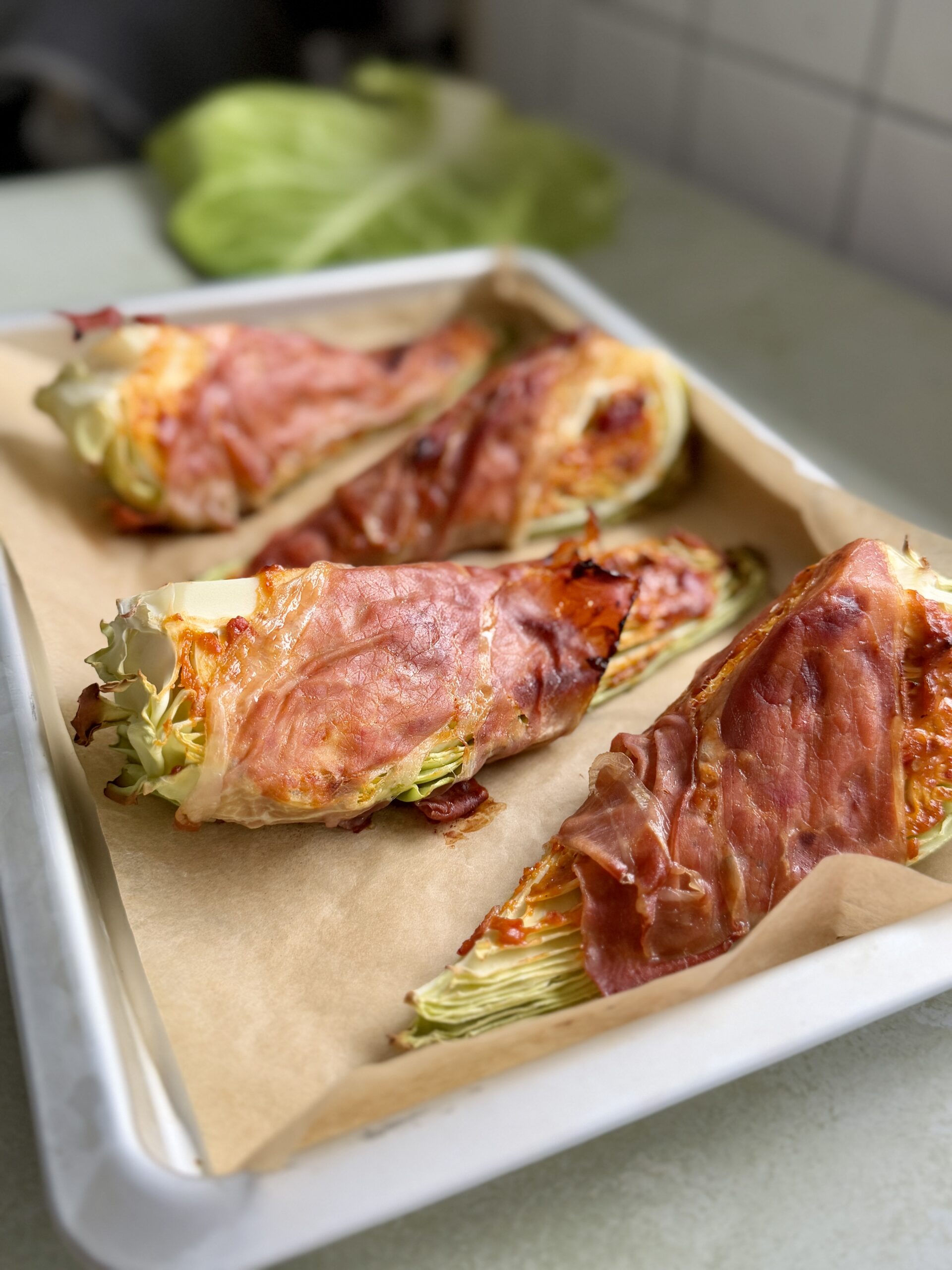 bagt spidskål med rød pesto, skinke og burrata 9