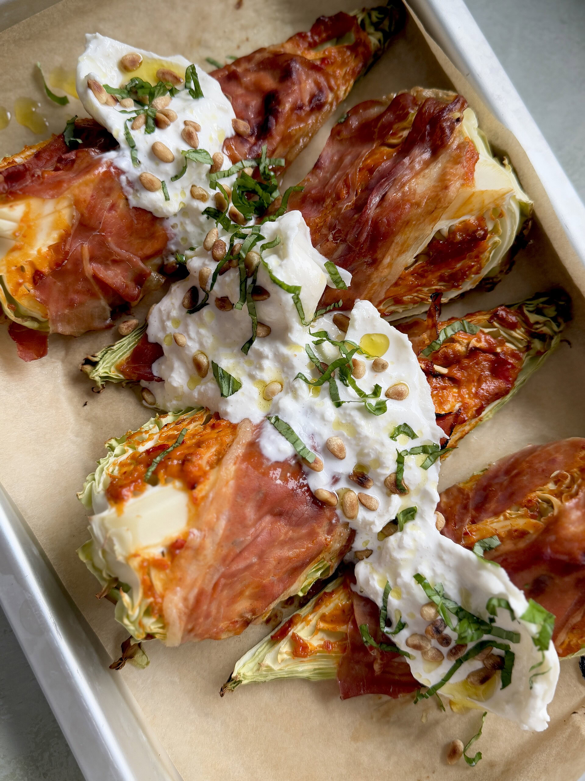 bagt spidskål med rød pesto, skinke og burrata 9