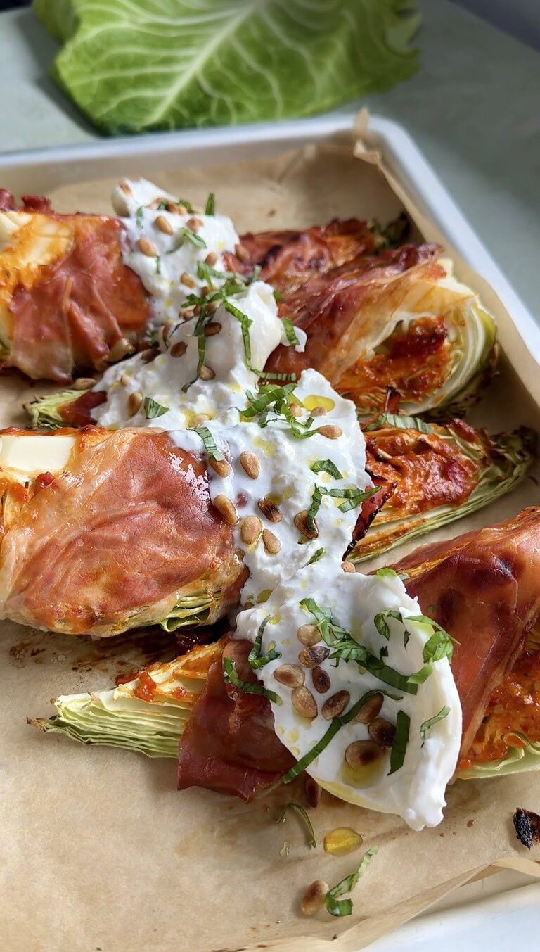 bagt spidskål med rød pesto, skinke og burrata 9