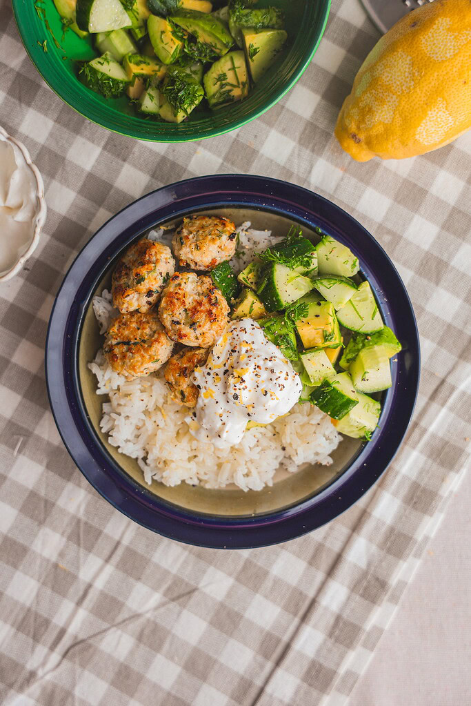 græsk inspireret bowl med kyllingkødboller