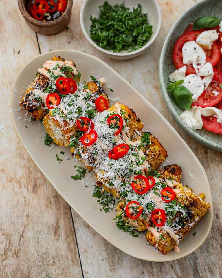 grillede majskolber med chilimayonnaise, parmesan og persille