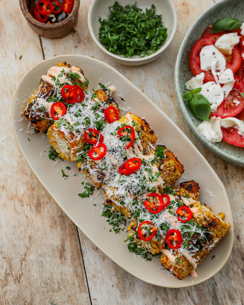 grillede majskolber med chilimayonnaise, parmesan og persille