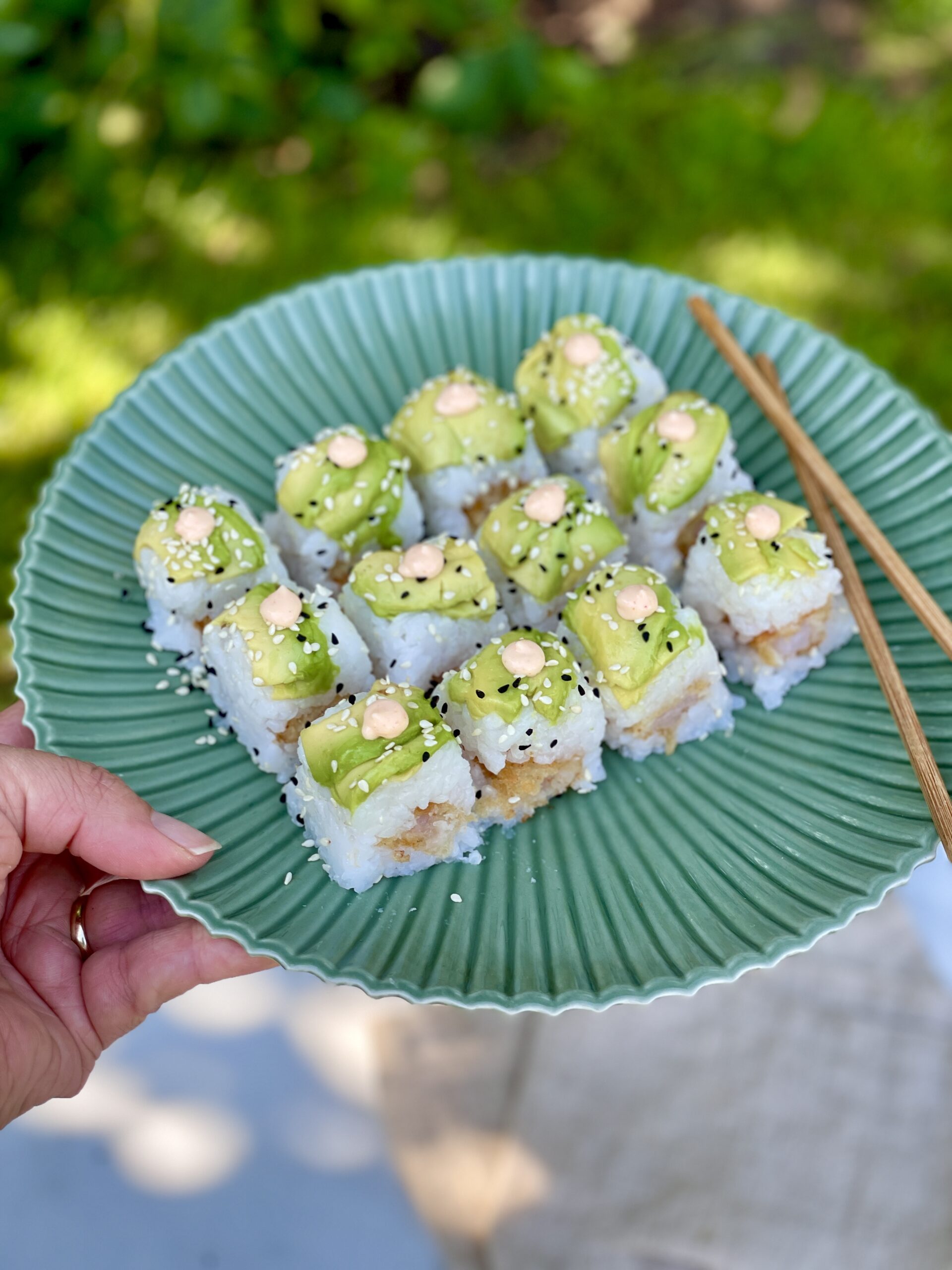 Nem hjemmelavet sushi (i isterningebakke) med avokado og tempurarejer