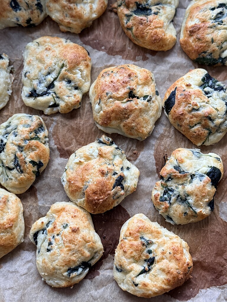 hytteost boller med spinat og feta