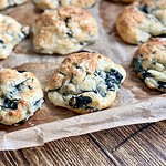 hytteost boller med spinat og feta