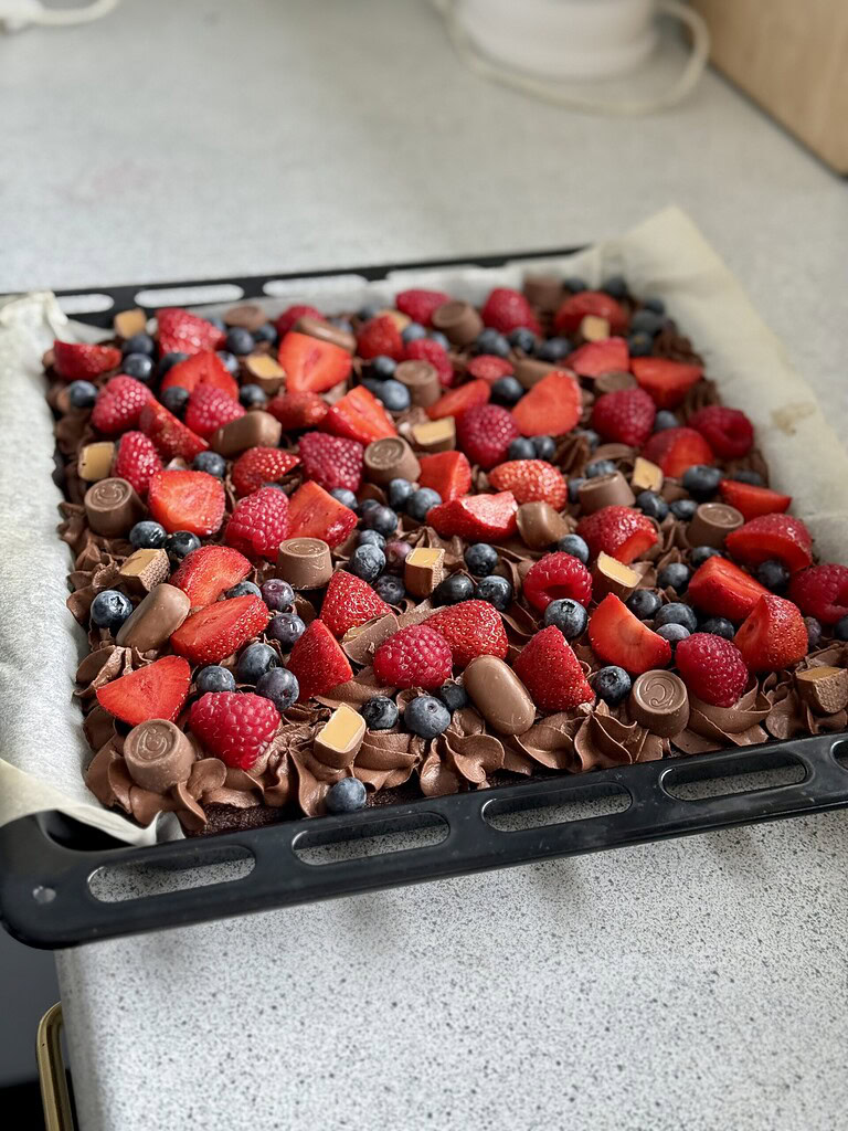 kæmpe chokolade kage til mange med bær 3