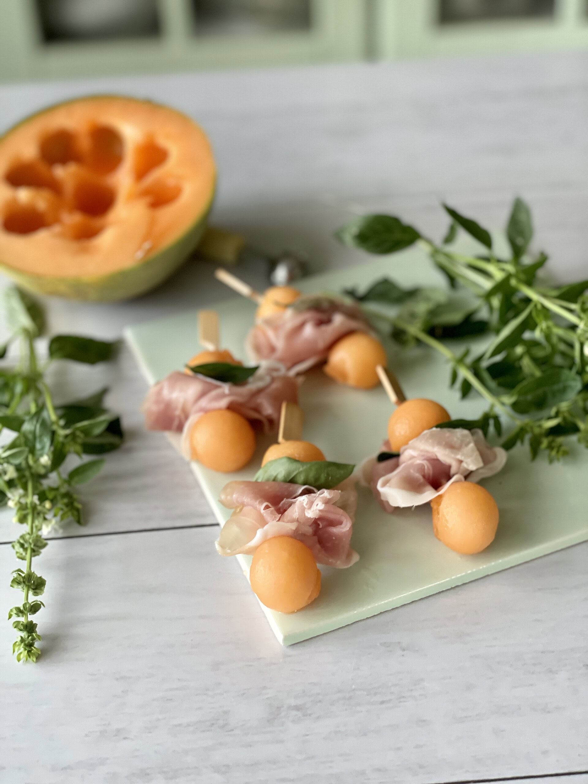 små spyd med melon og serrano