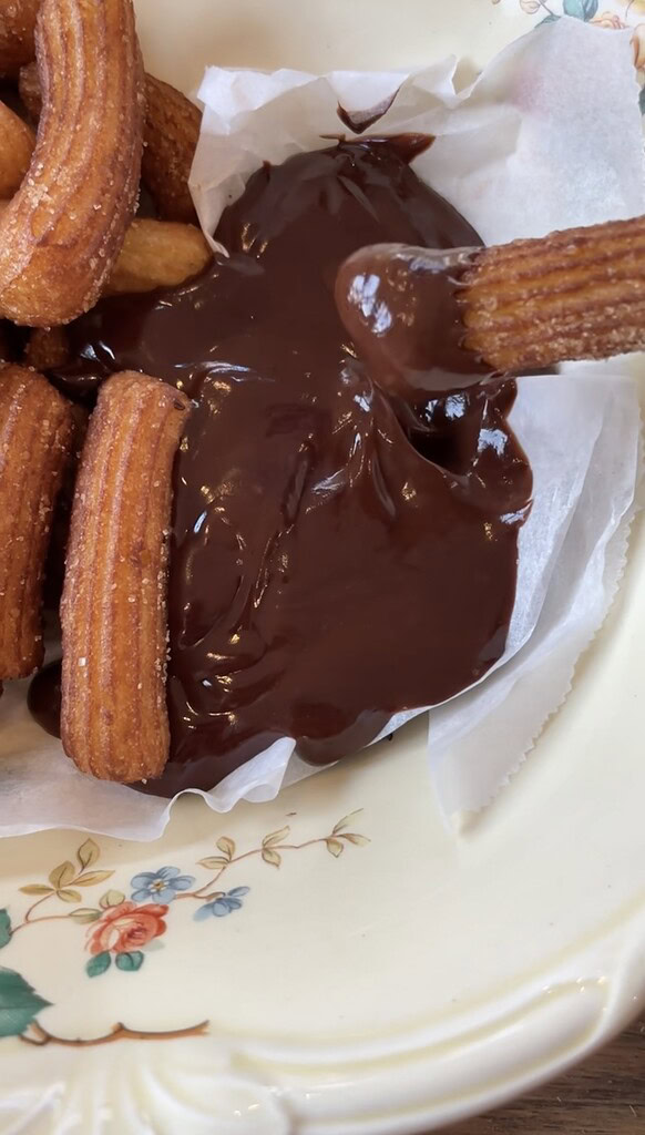 Mini churros med chokoladesovs