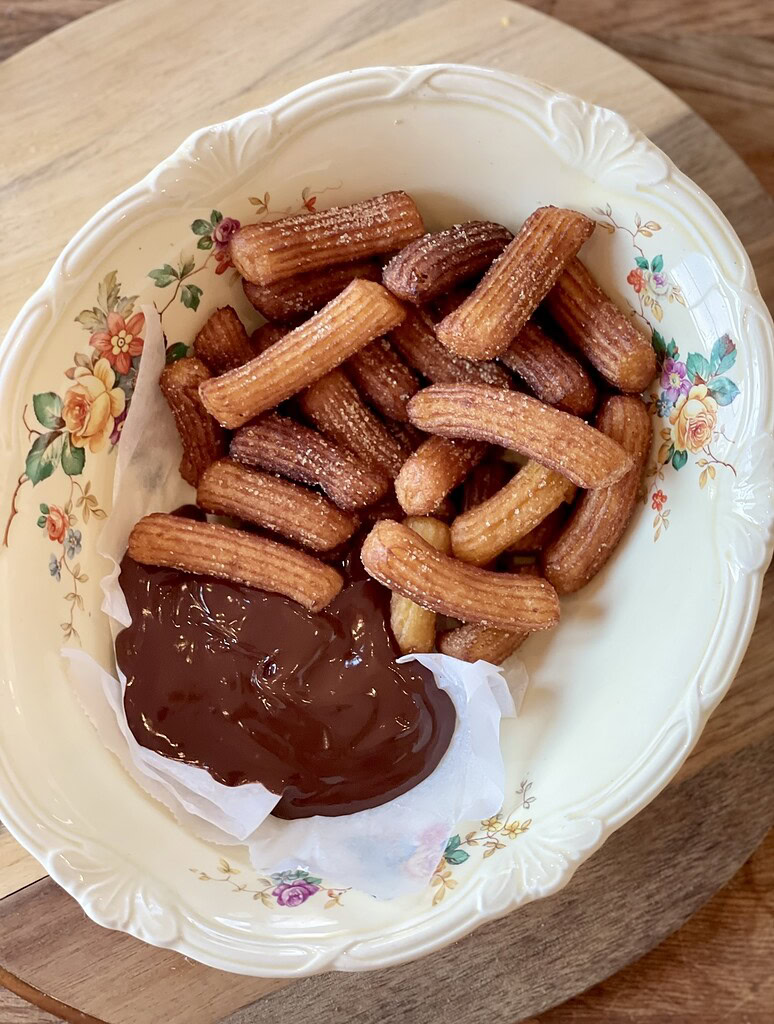 Mini churros med chokoladesovs