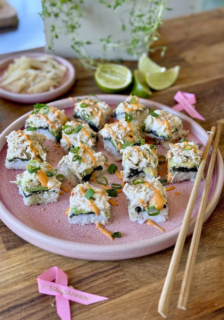 nem sushi i fad med pulled chicken