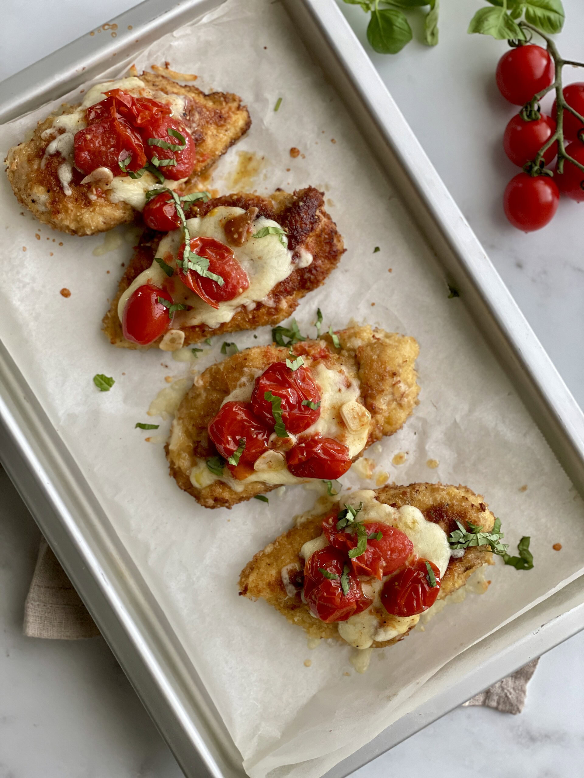 parmesan paneret kylling med bagte tomater