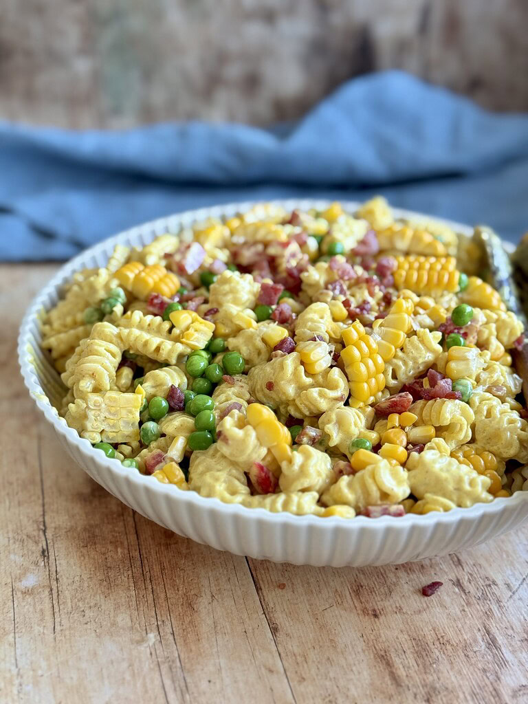 pastasalat med karrydressing