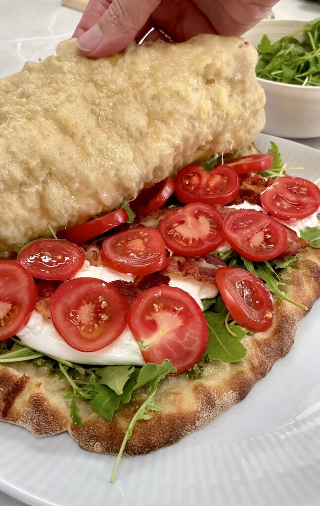 pizzasandwich med pesto, buratta, rucola og bacon