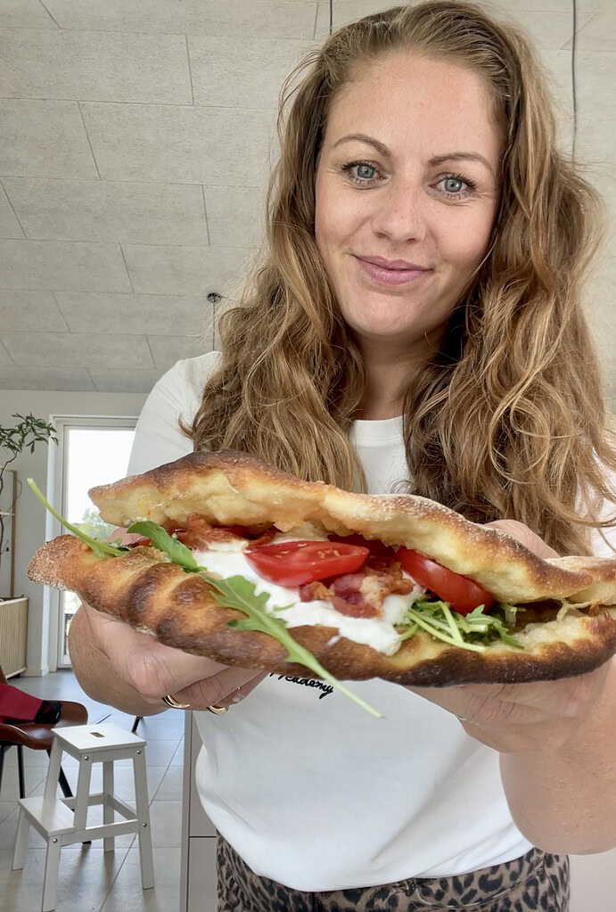 pizzasandwich med pesto, buratta, rucola og bacon