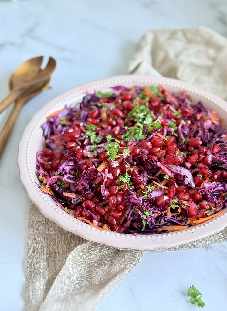 rødkålssalat med granatæble og gulerod