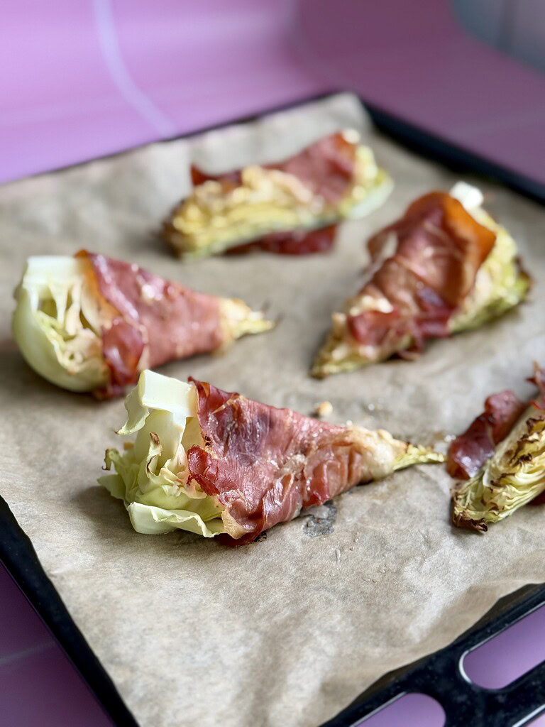 spidskål med serrano og pikantost