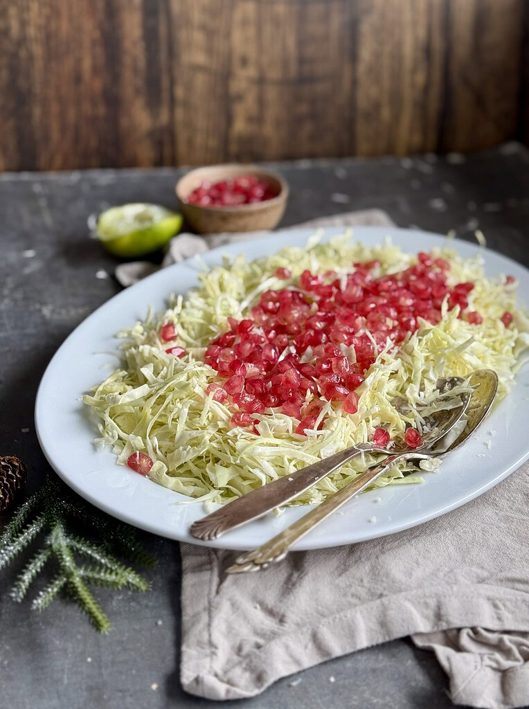 spidskålssalat med granatæble