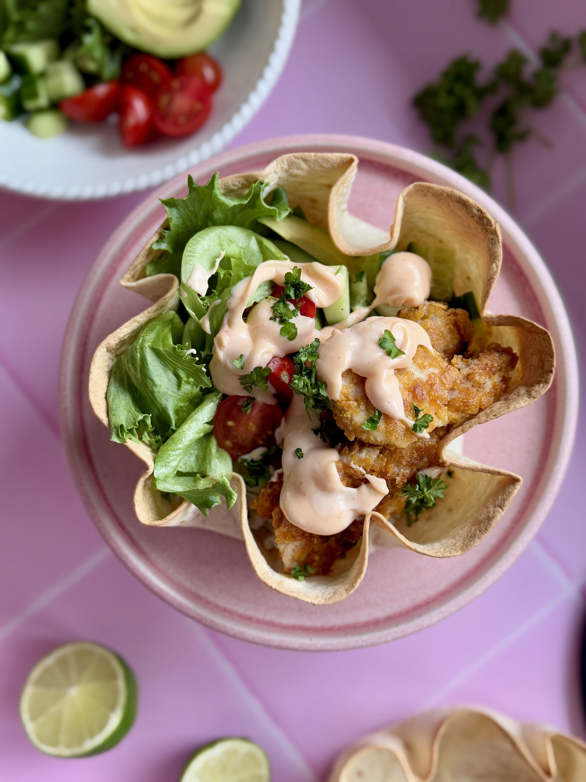 sprød tortillaskål med sprød kyling og bang bang mayo 2