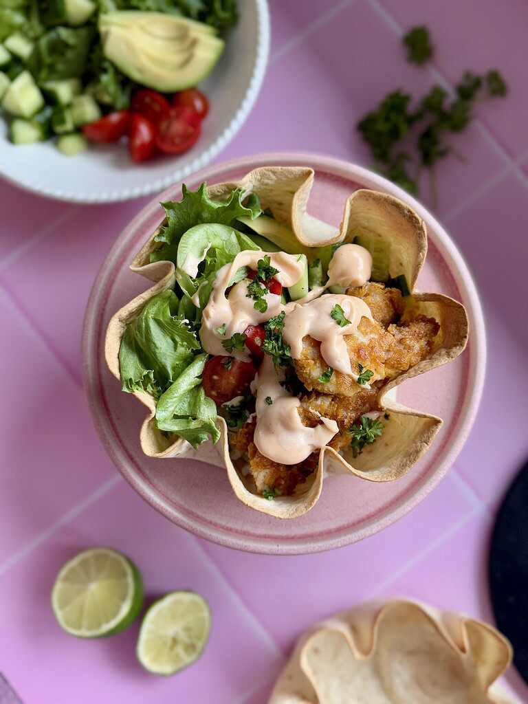 sprød tortillaskål med sprød kyling og bang bang mayo 2