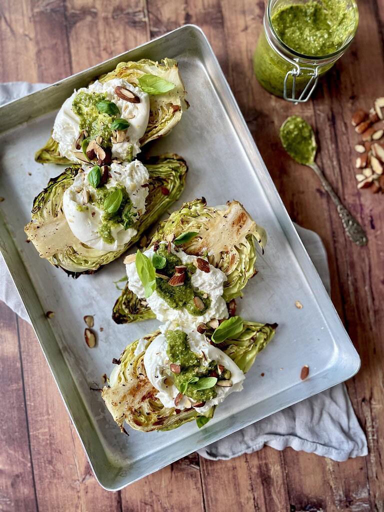 stegt spidskål med pesto og burrata